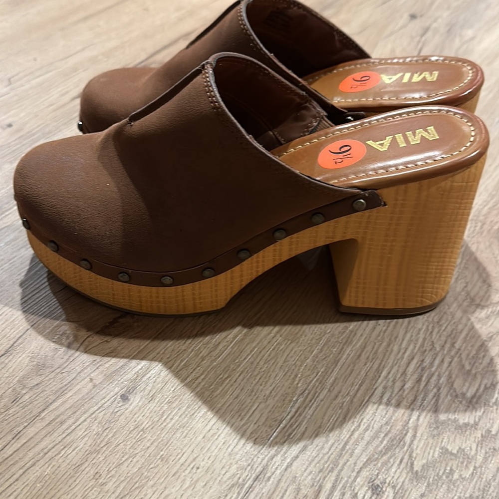 Mia  Novi Clogs